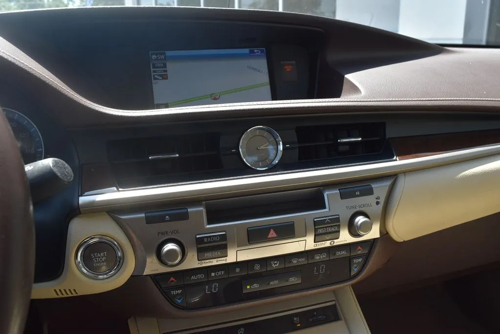 Lexus ES photo 15