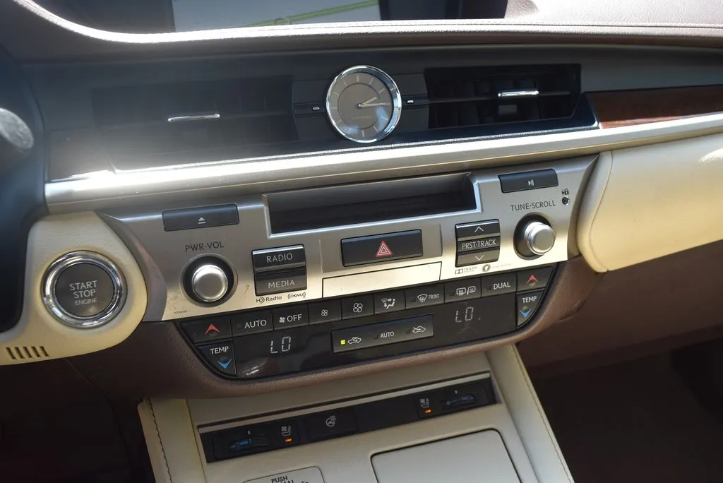 Lexus ES photo 16