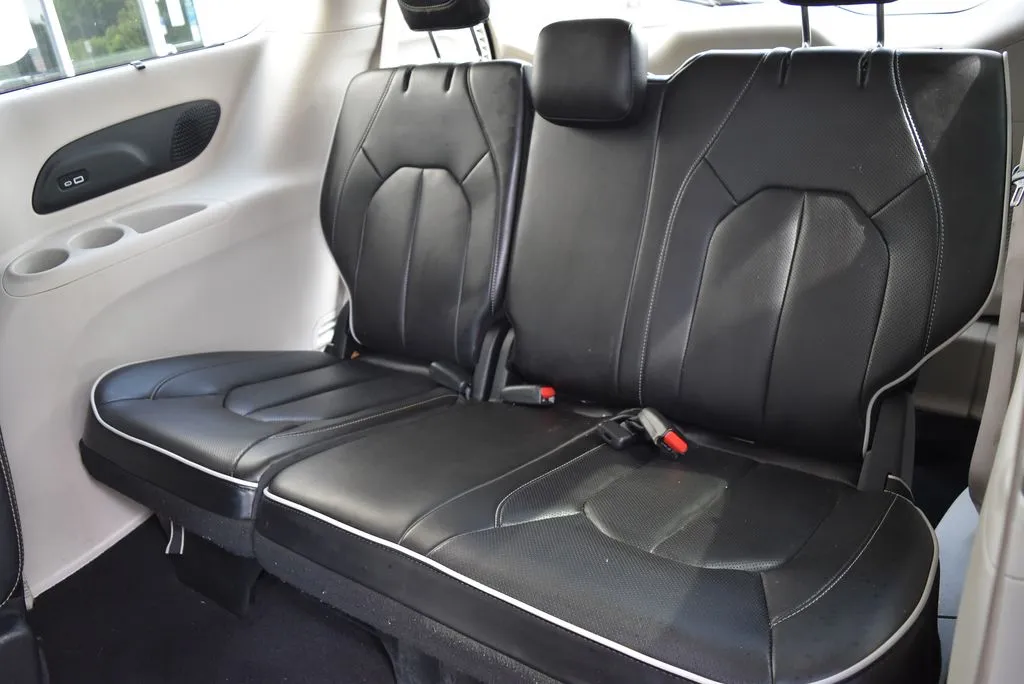 Chrysler Pacifica photo 11