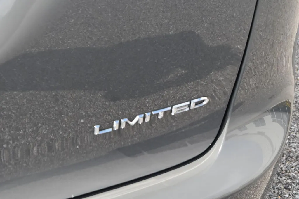 Chrysler Pacifica photo 7