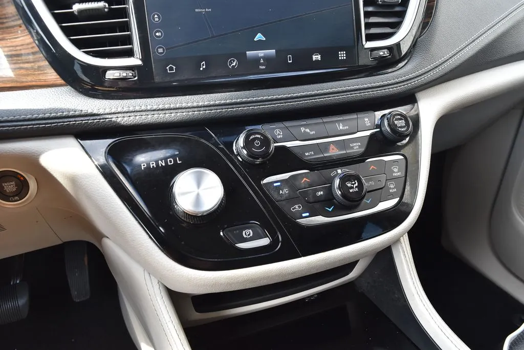 Chrysler Pacifica photo 17