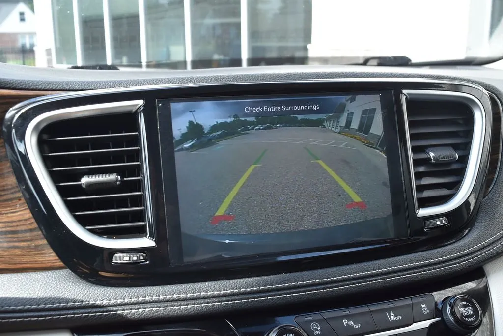 Chrysler Pacifica photo 15