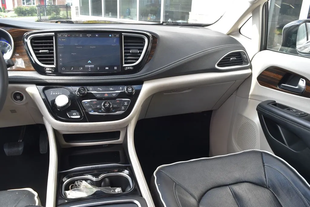 Chrysler Pacifica photo 13
