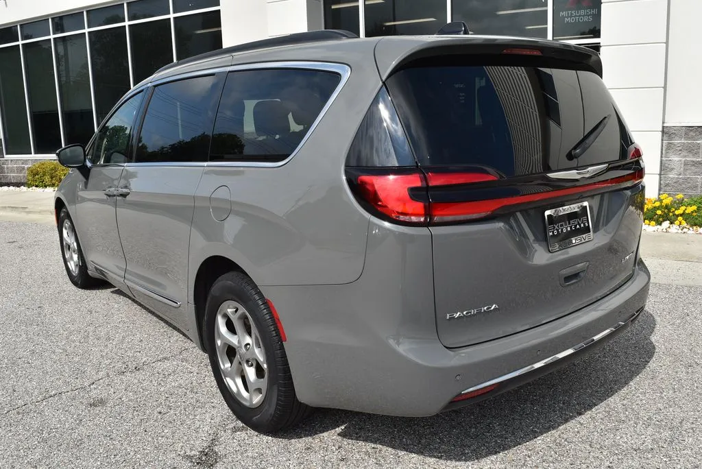 Chrysler Pacifica photo 5