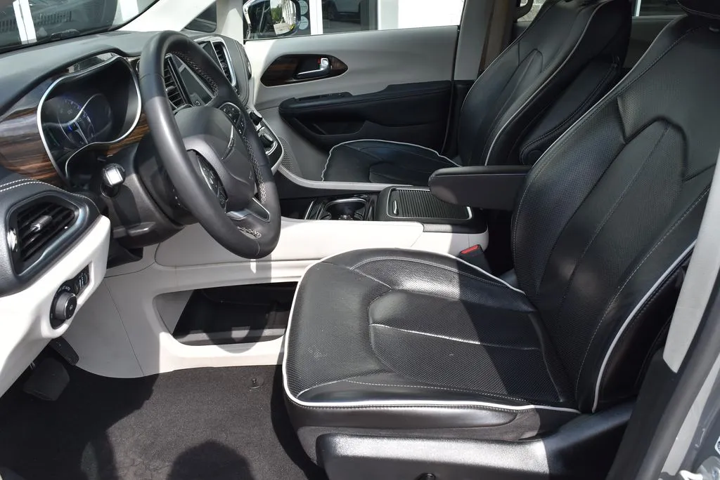 Chrysler Pacifica photo 8