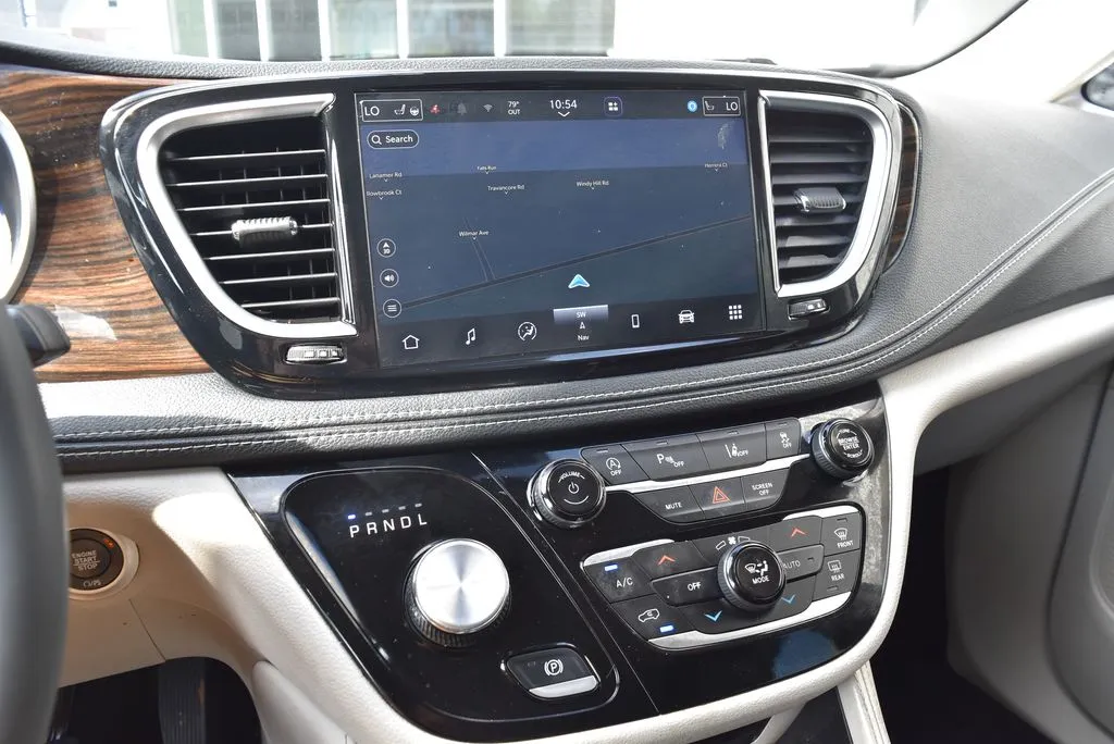 Chrysler Pacifica photo 16