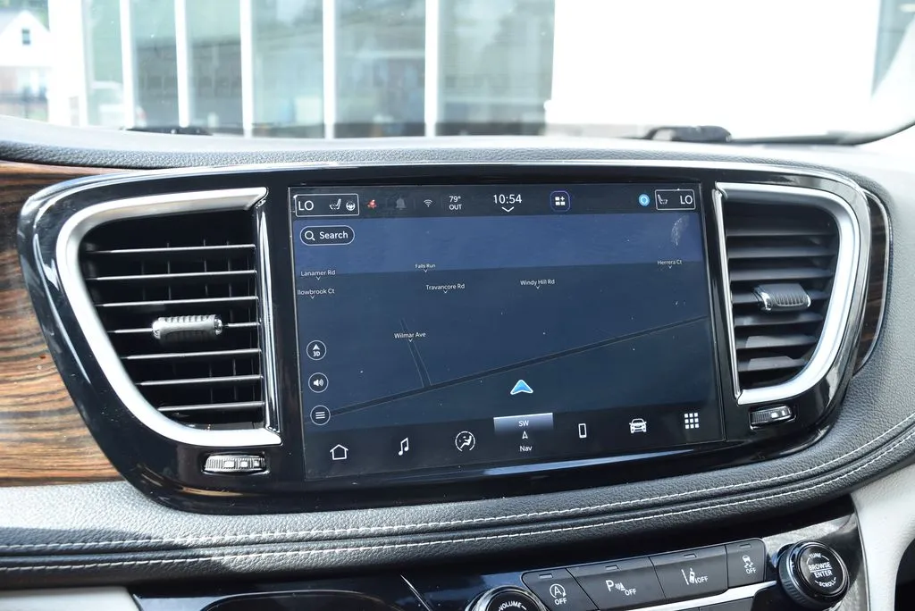 Chrysler Pacifica photo 14