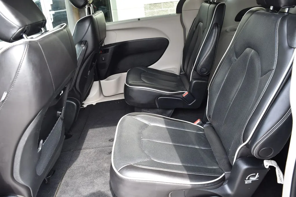Chrysler Pacifica photo 10
