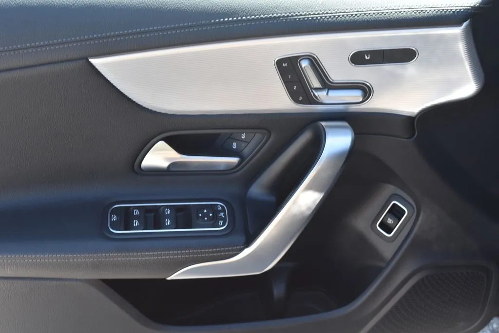 Mercedes-Benz CLA photo 8