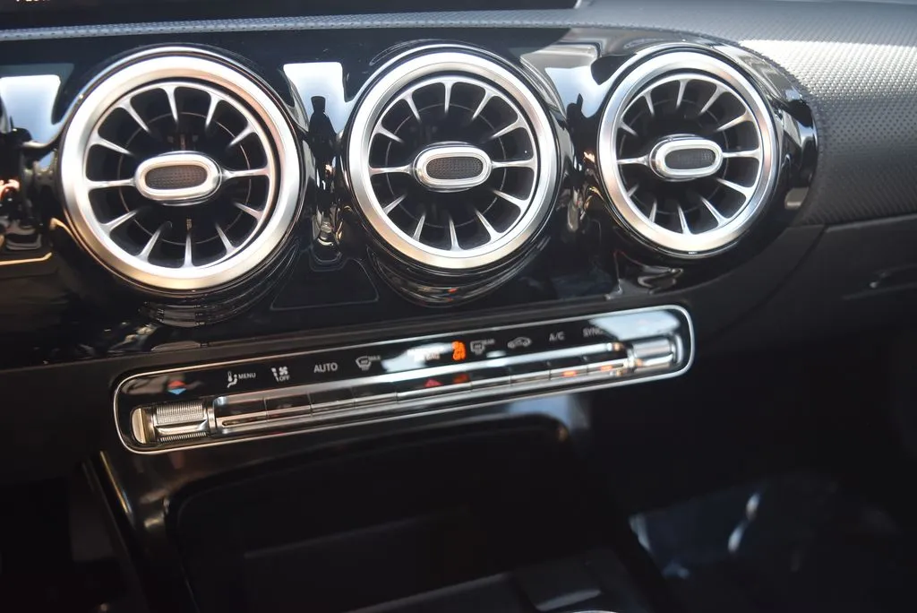 Mercedes-Benz CLA photo 17