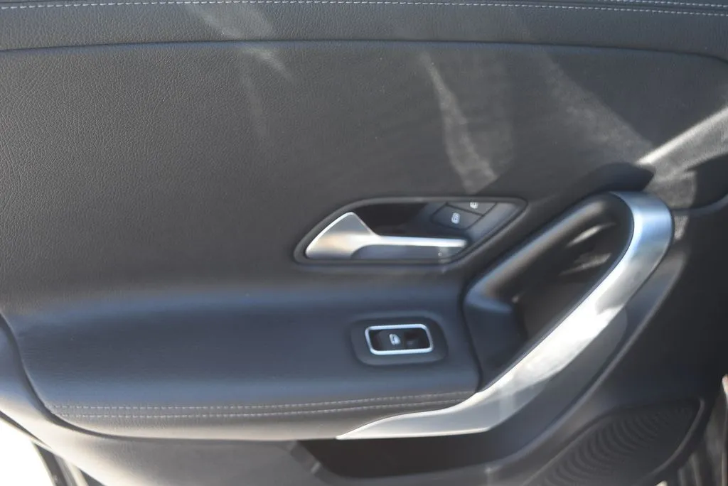Mercedes-Benz CLA photo 10