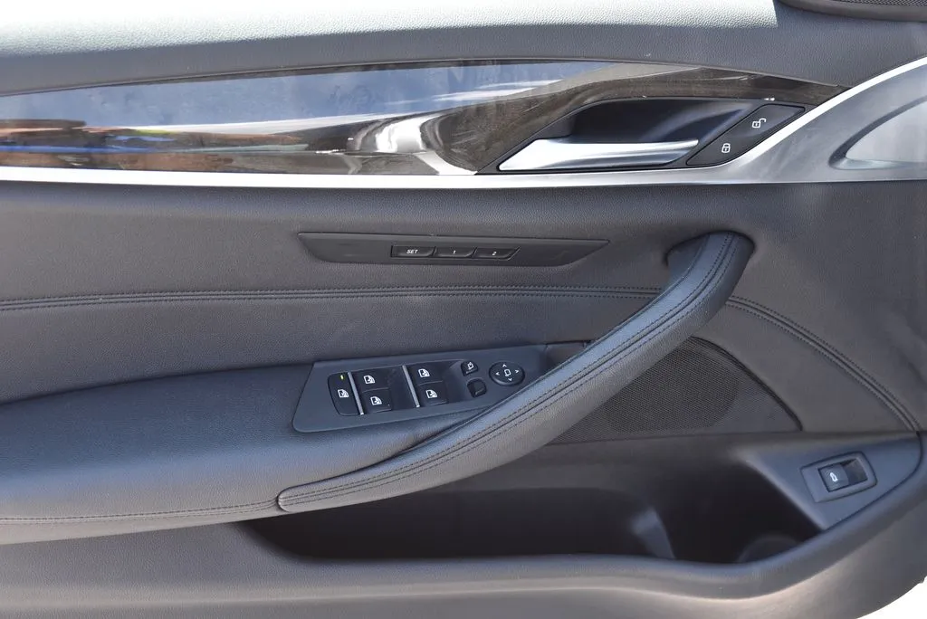 BMW 5 Series photo 8