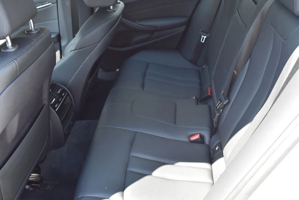 BMW 5 Series photo 9