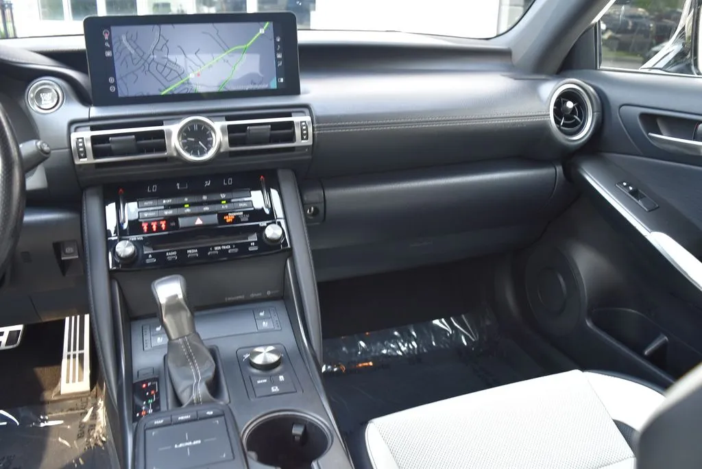 Lexus IS photo 11