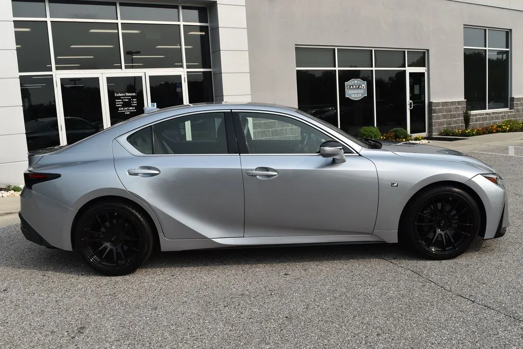 Lexus IS photo 2
