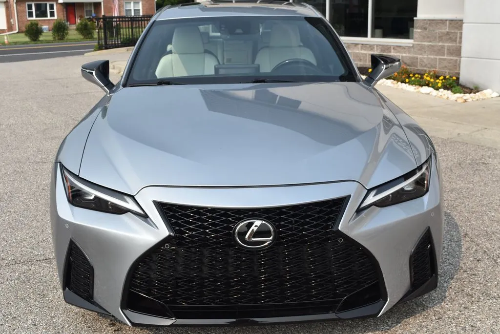 Lexus IS photo 3
