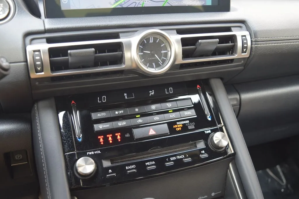 Lexus IS photo 14