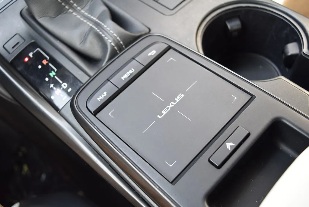 Lexus IS photo 16