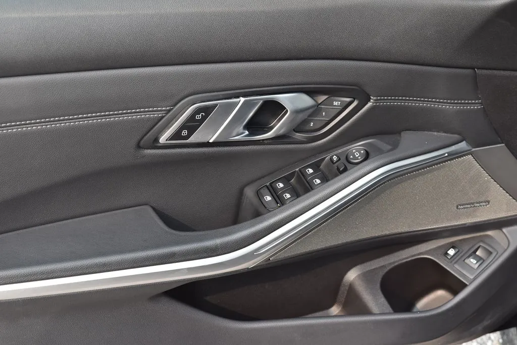 BMW 3 Series photo 5