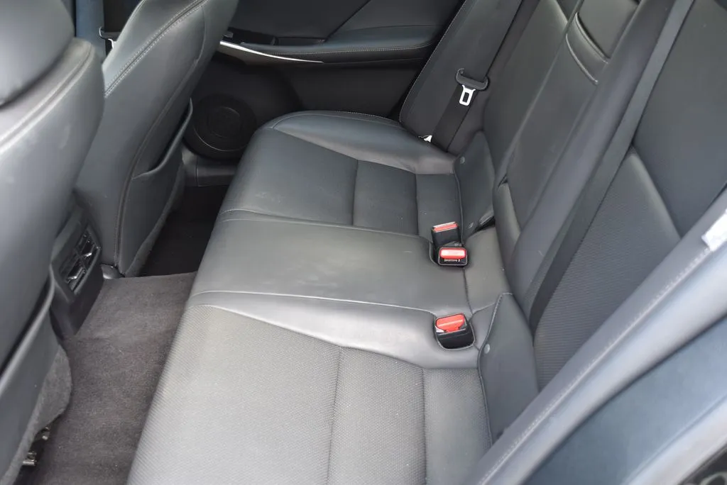 Lexus IS photo 9