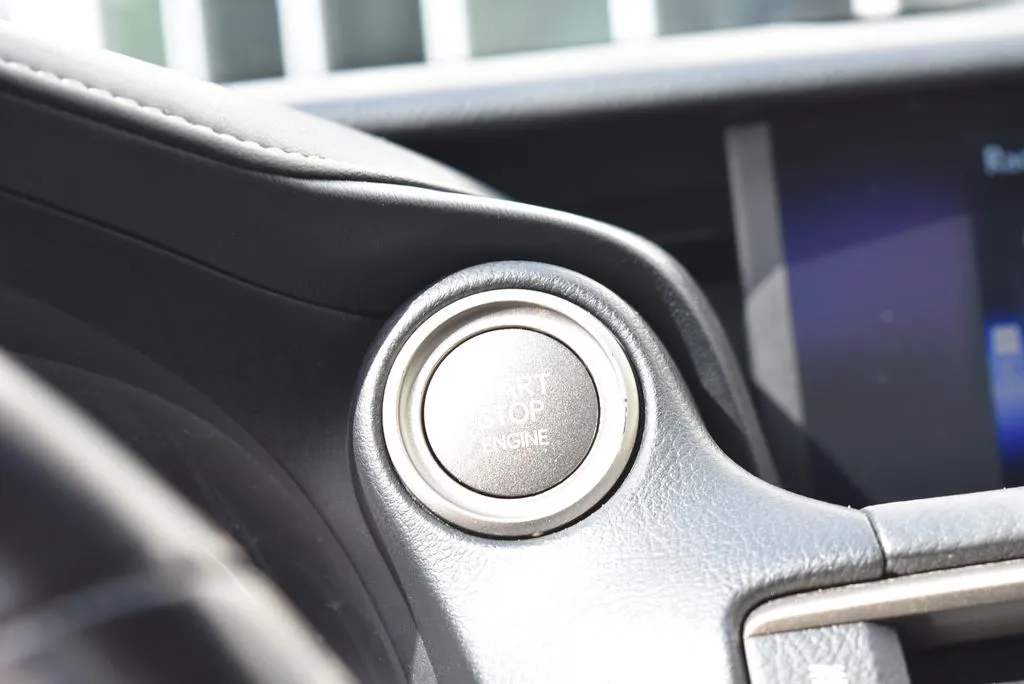 Lexus IS photo 18
