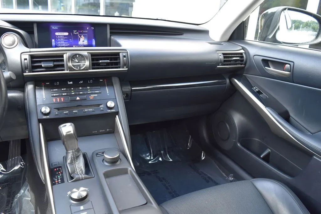 Lexus IS photo 12