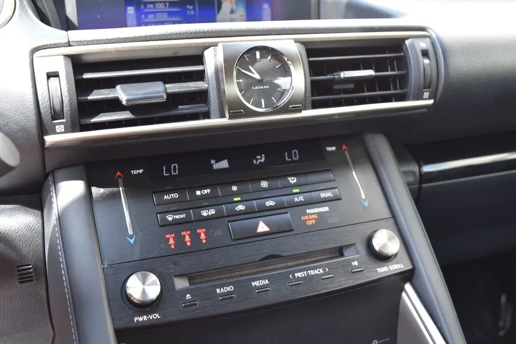 Lexus IS photo 16