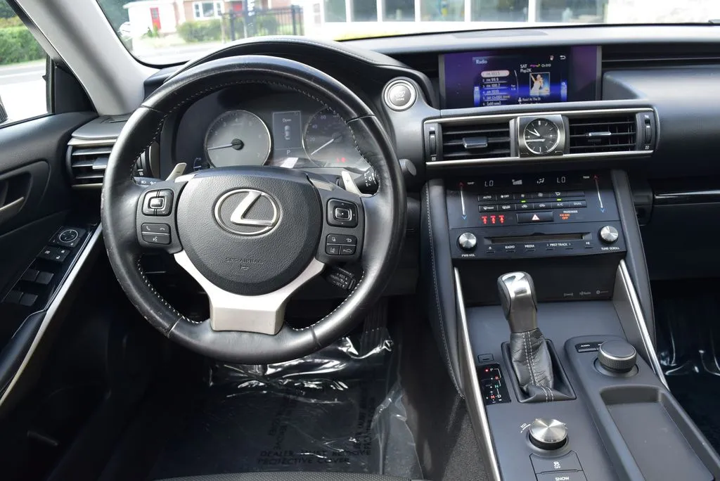 Lexus IS photo 11