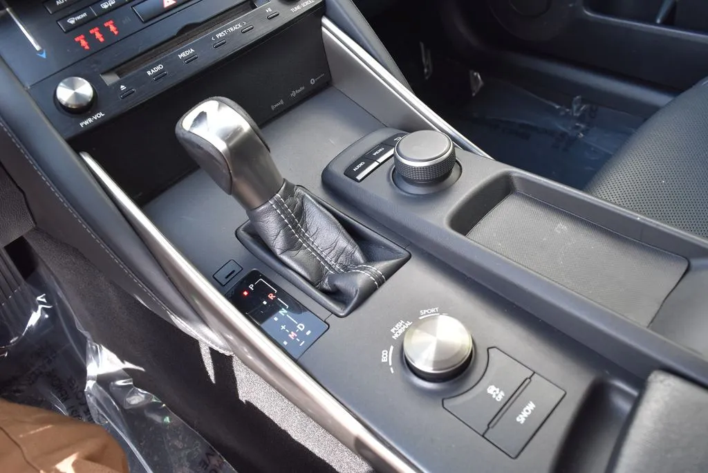 Lexus IS photo 17