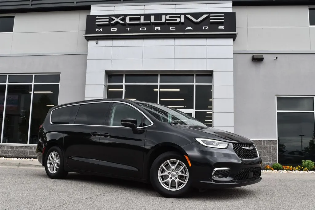 Black 2023 Chrysler Pacifica Touring L for sale in Randallstown, MD