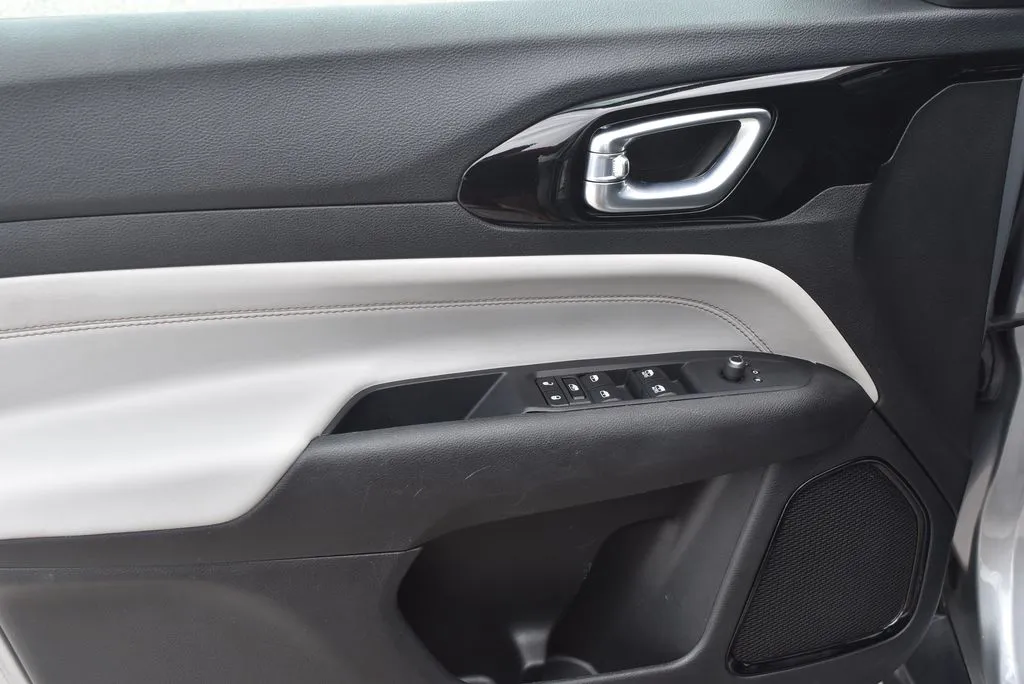 Jeep Compass photo 8
