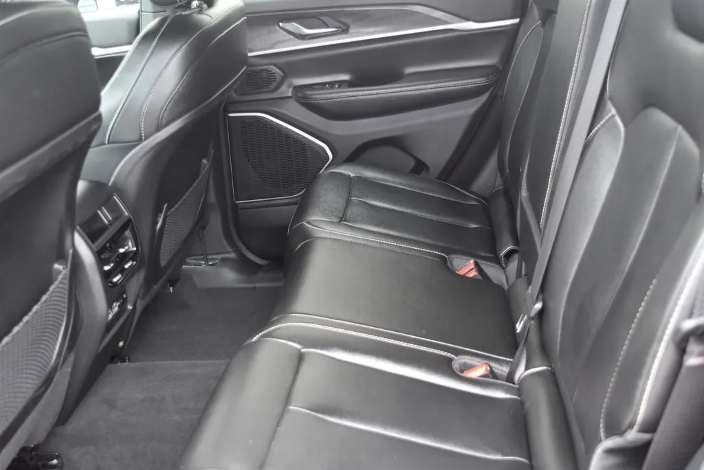 Jeep Grand Cherokee photo 11