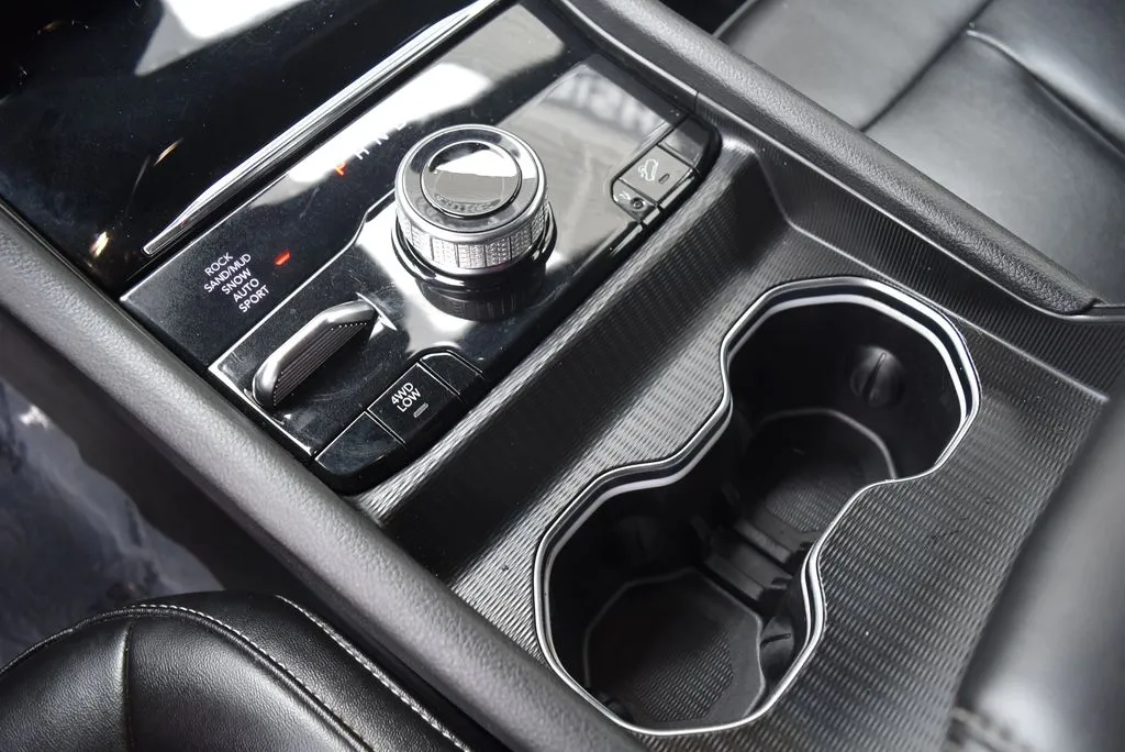 Jeep Grand Cherokee photo 18
