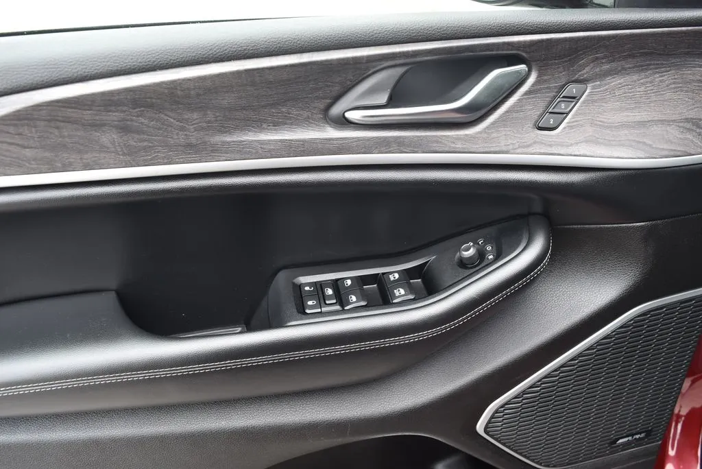 Jeep Grand Cherokee photo 9