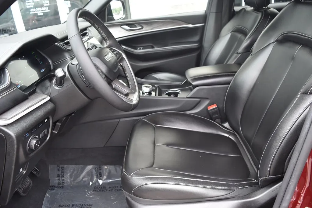 Jeep Grand Cherokee photo 8