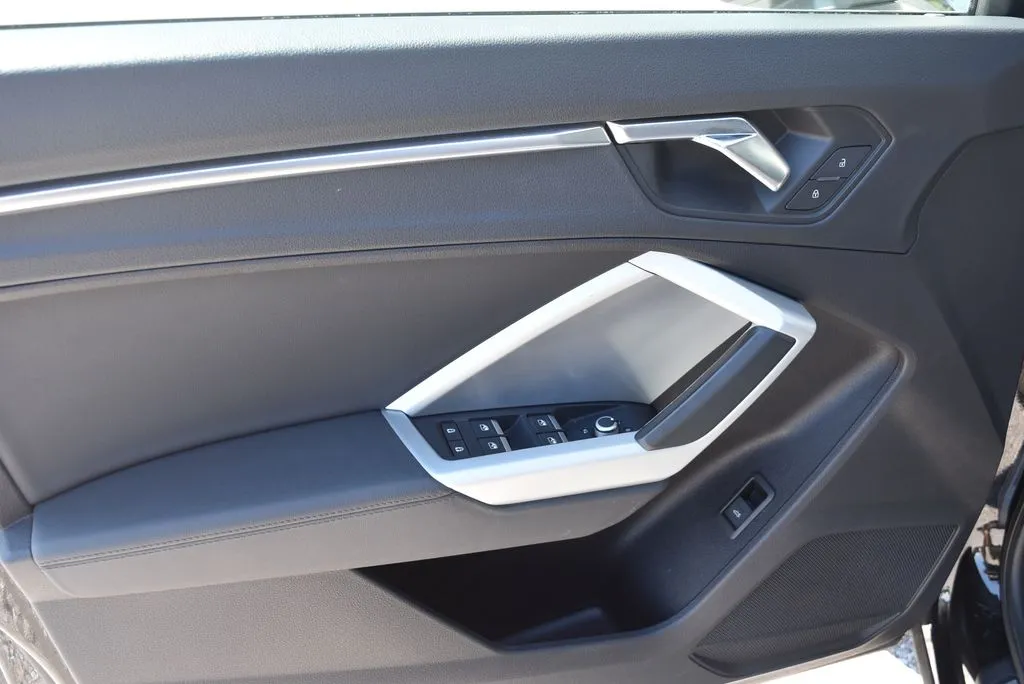 Audi Q3 photo 8