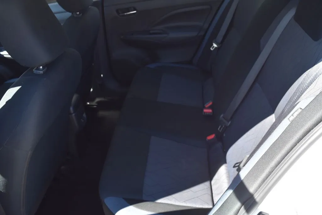 Nissan Versa photo 9