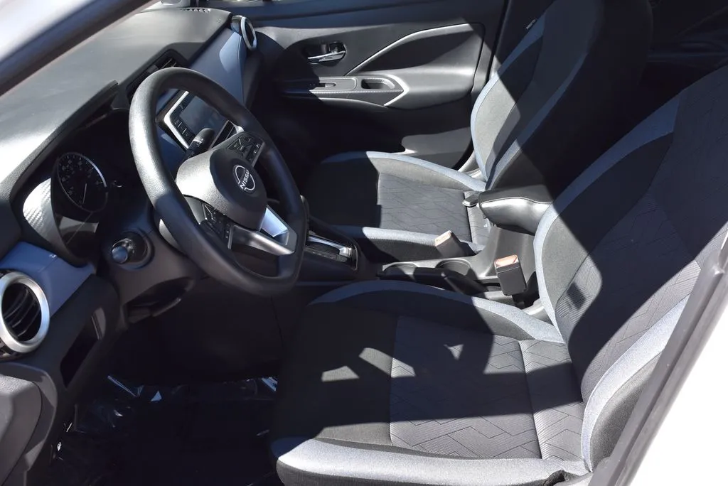 Nissan Versa photo 7