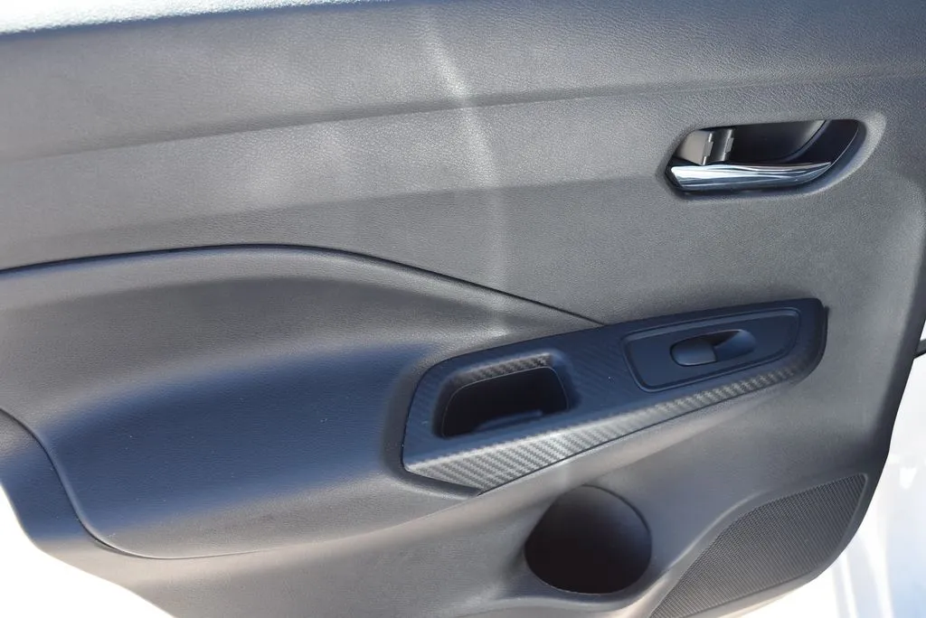 Nissan Versa photo 10