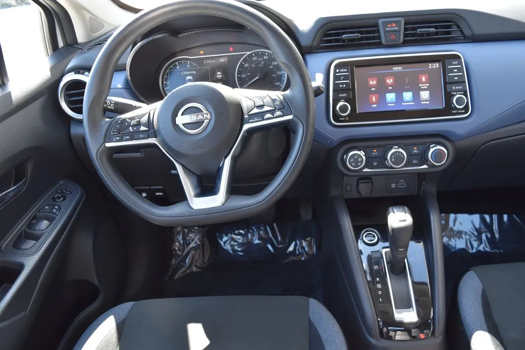 Nissan Versa photo 11