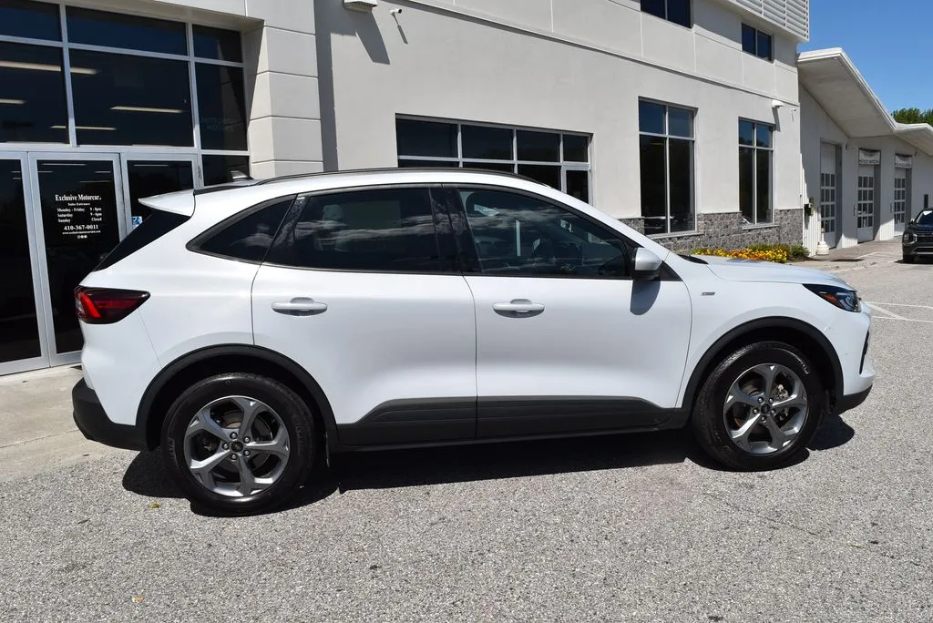 Ford Escape photo 2