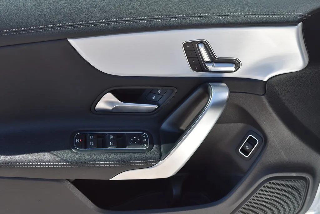 Mercedes-Benz CLA photo 8