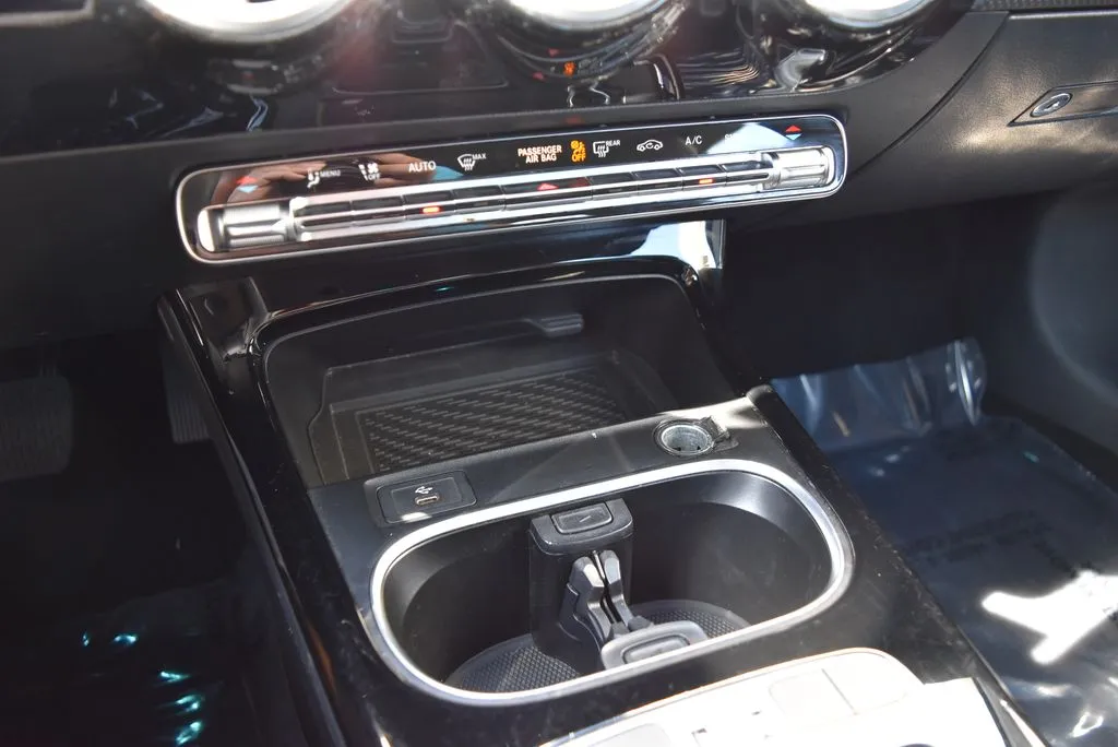 Mercedes-Benz CLA photo 17