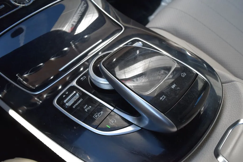 Mercedes-Benz E-Class photo 18