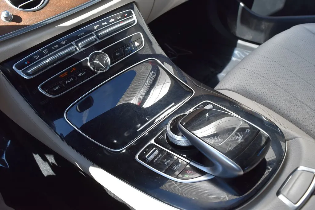 Mercedes-Benz E-Class photo 17