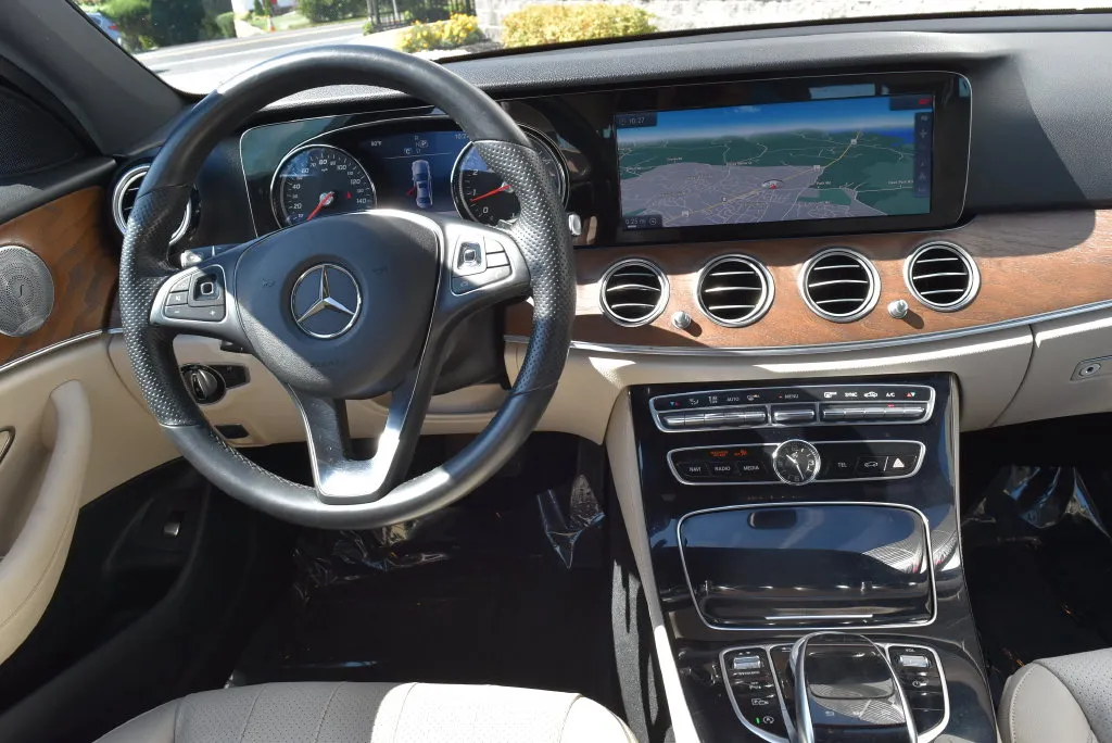 Mercedes-Benz E-Class photo 11