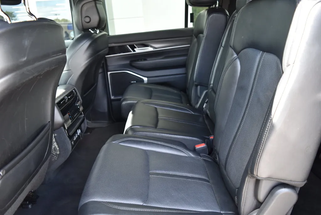 Jeep Wagoneer L photo 12