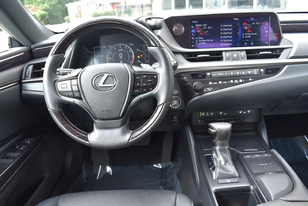 Lexus ES photo 11