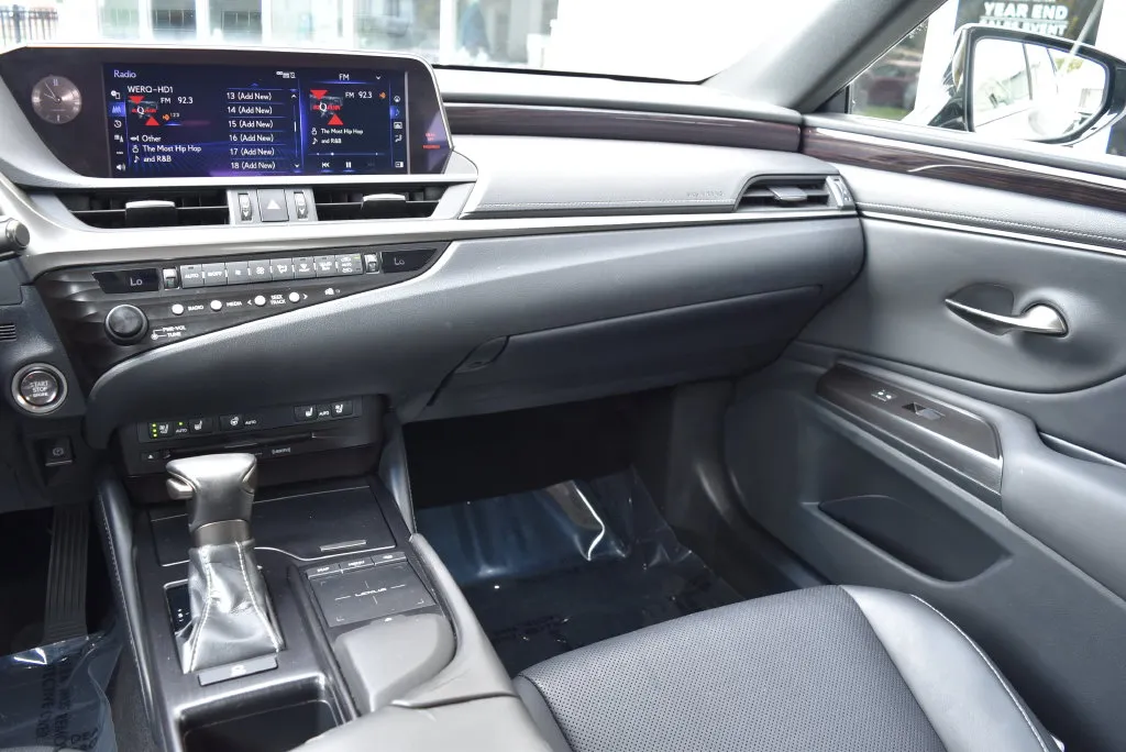 Lexus ES photo 12