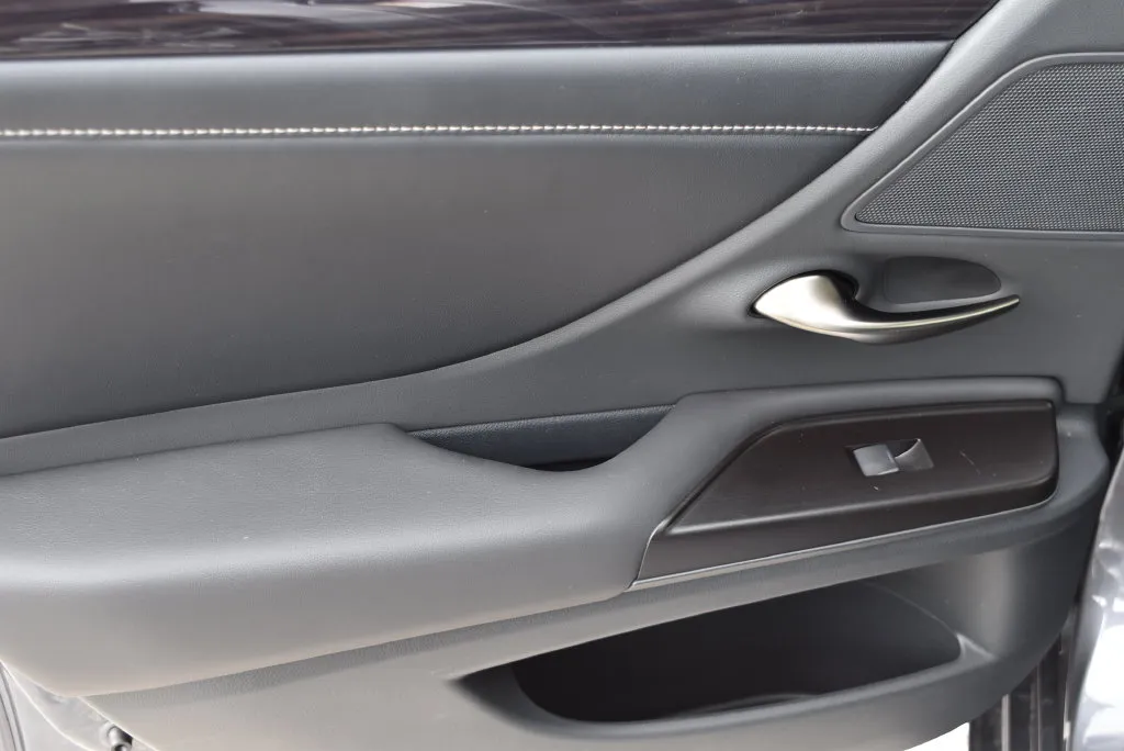 Lexus ES photo 10